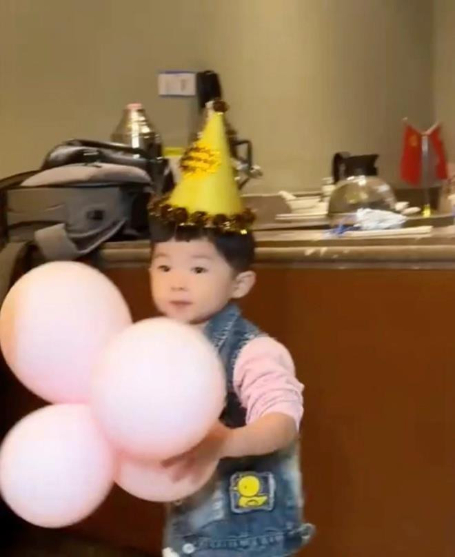 Cha mẹ ngoài 70 tuổi có con gái út 3 tuổi - 2