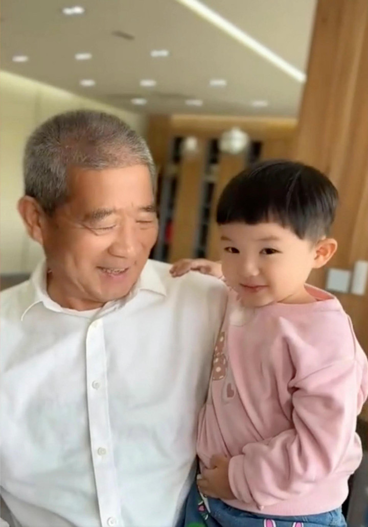 Cha mẹ ngoài 70 tuổi có con gái út 3 tuổi - 3