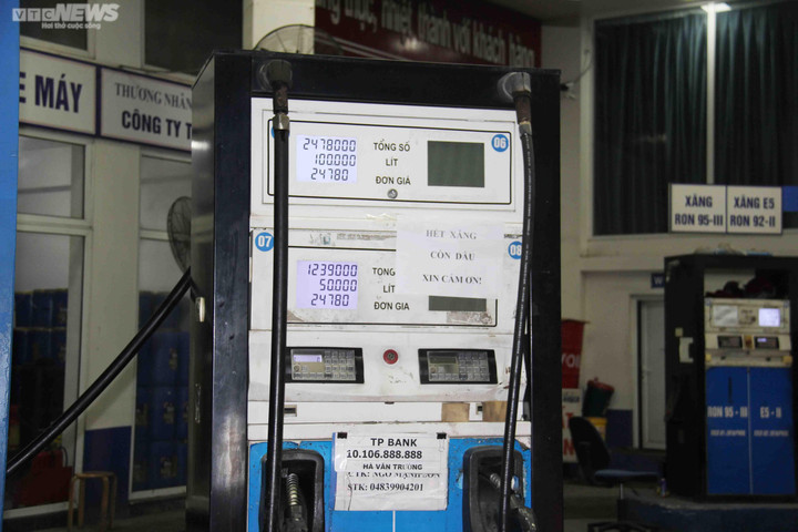 Sát ngày điều chỉnh giá, nhiều cây xăng ở Hà Nội cắm biển báo hết xăng - 5