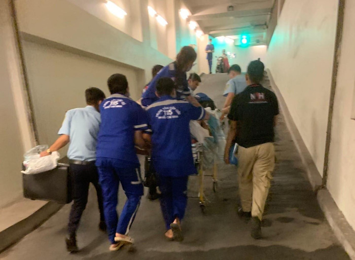 Nhân viên y tế mướt mồ hôi, tay run lên vì ép tim cứu người bệnh - 2