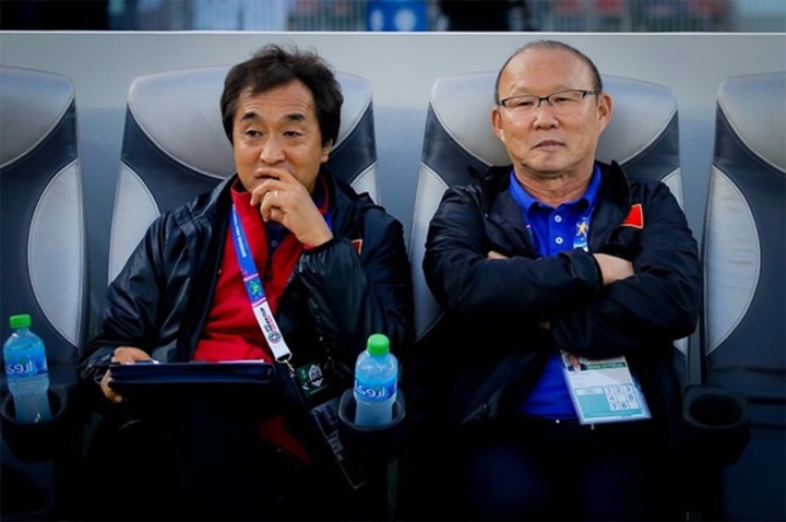 Ông Lee Young-jin (trái) làm trợ lý cho HLV Park Hang Seo tại đội tuyển Việt Nam.
