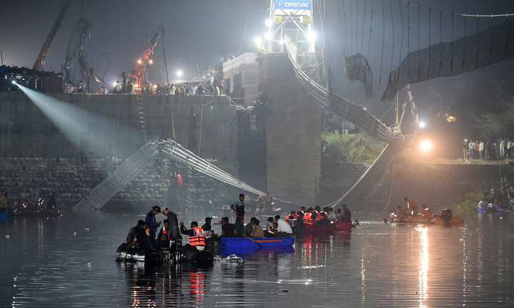 Số người chết vụ sập cầu treo tại Ấn Độ tăng lên 132 - 1