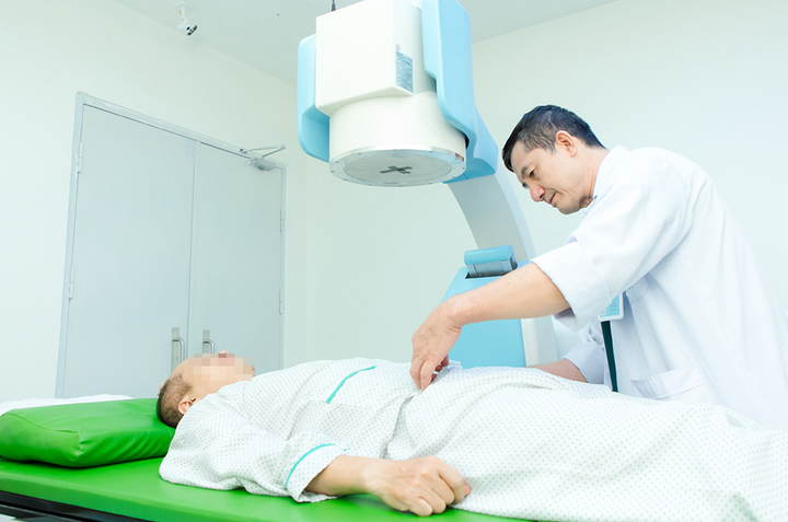 Phẫu thuật lấy viên sỏi chiếm gần hết bàng quang người đàn ông - 1