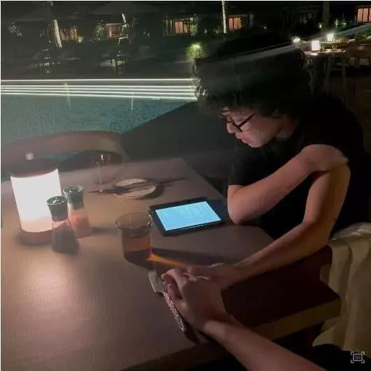 Tiên Tiên chia sẻ hình ảnh nắm tay bạn gái nhưng nhất quyết giấu kín mặt - 2