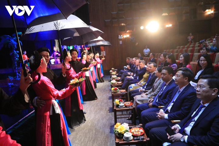 Thái tử kế vị Đan Mạch trải nghiệm tranh Đông Hồ và xem múa rối nước - 9