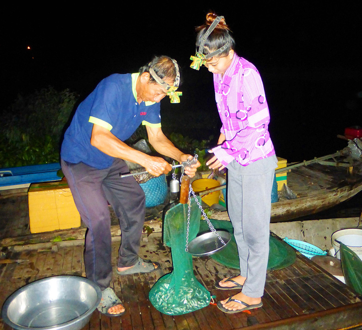 Vào mùa 'hái lộc dưới sông' - 4