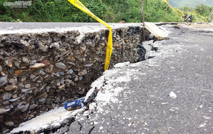 Đường hơn 700 tỷ đồng chậm tiến độ, vừa thảm nhựa đã nứt gãy hàng trăm mét - 2