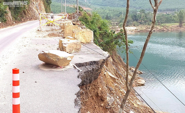 Đường hơn 700 tỷ đồng chậm tiến độ, vừa thảm nhựa đã nứt gãy hàng trăm mét - 9