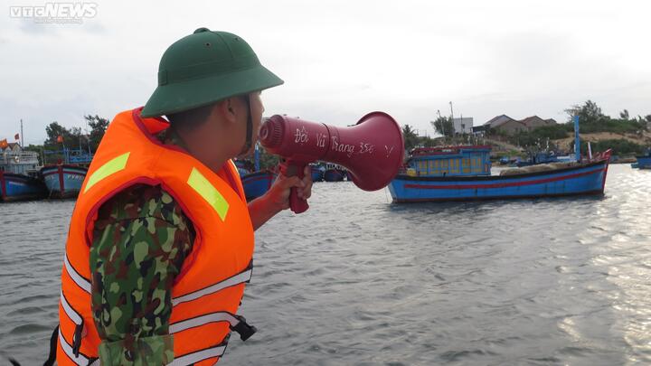 Phú Yên: Chìm tàu đánh cá, một người mất tích - 1
