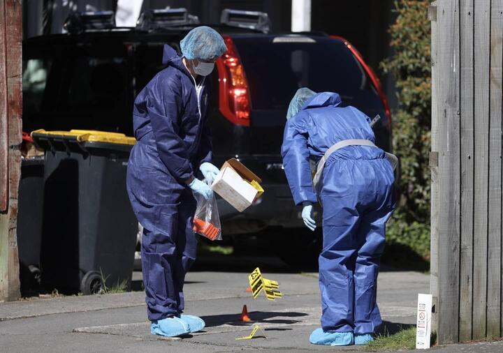 Điều tra vụ vỡ cửa sổ gây ra cái chết cho sinh viên đại học - 1