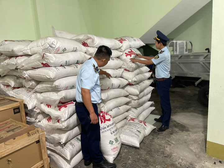 Phú Yên: Tiếp tục phát hiện 15 tấn đường cát có dấu hiệu nhập lậu - 1