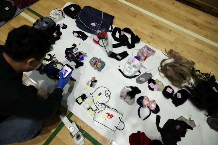 Bên trong nơi chứa hơn 800 đồ dùng của các nạn nhân vụ thảm kịch Itaewon - 3