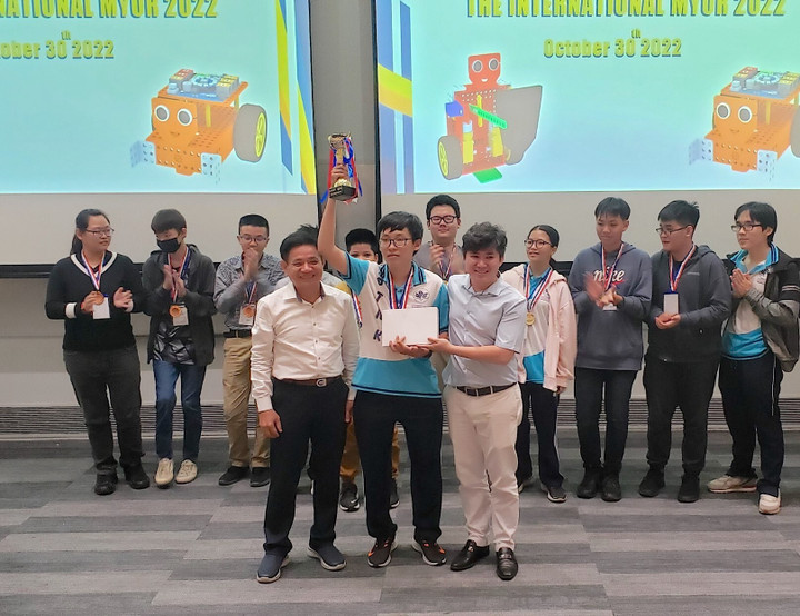 Nam sinh lớp 11 vô địch Cuộc thi lập trình robot tại Singapore - 1