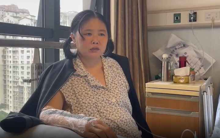 Lao ra cứu bé trai trước đầu xe tải, người phụ nữ bị cắt cụt mất một tay - 3