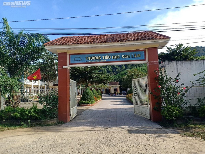 Phụ huynh vác dao xông vào trường, đe dọa hành hung nhiều giáo viên - 1