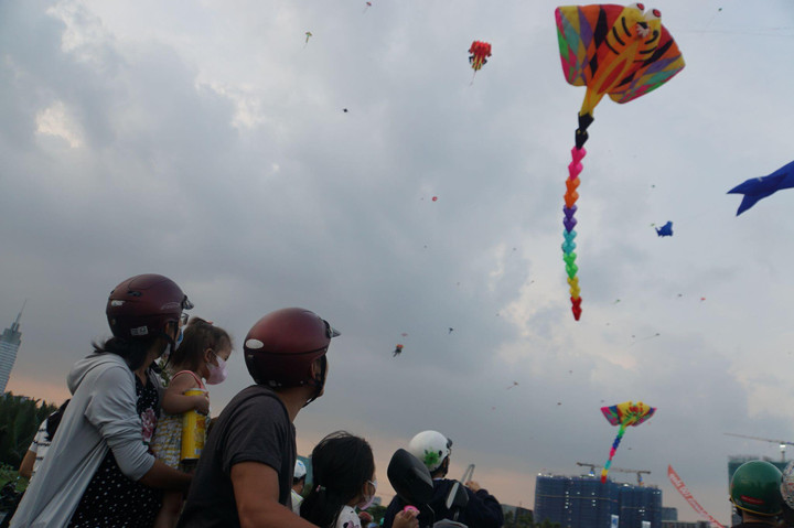 Dây diều cứa cổ người đàn ông khi chạy xe trên đường ở TP.HCM - 2