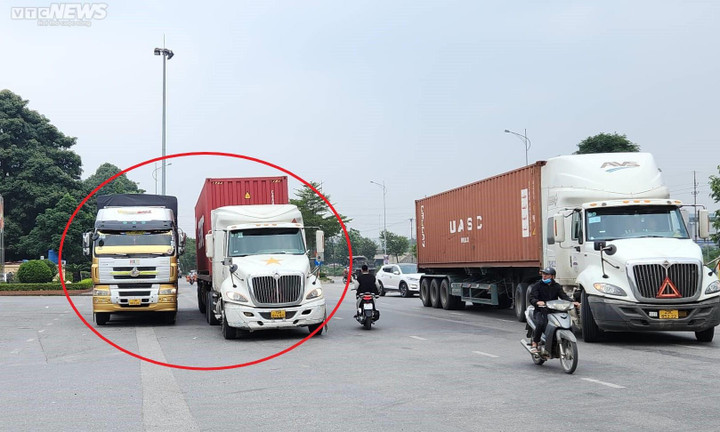 Xe tải, container thay nhau đỗ chình ình giữa đường, dân lo sợ mỗi khi đi qua - 1