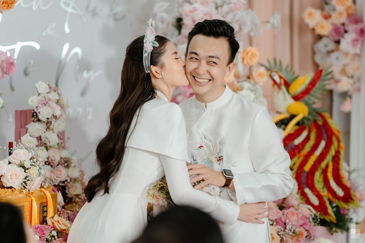 Hoa hậu Lê Âu Ngân Anh duyên dáng với áo dài trắng, tình tứ bên chú rể - 4