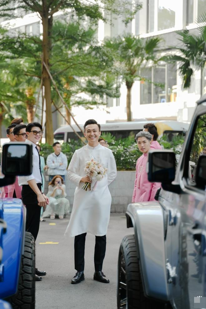Hoa hậu Lê Âu Ngân Anh hôn ông xã trong lễ vu quy - 2