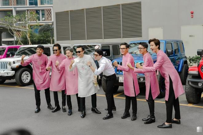 Hoa hậu Lê Âu Ngân Anh hôn ông xã trong lễ vu quy - 1