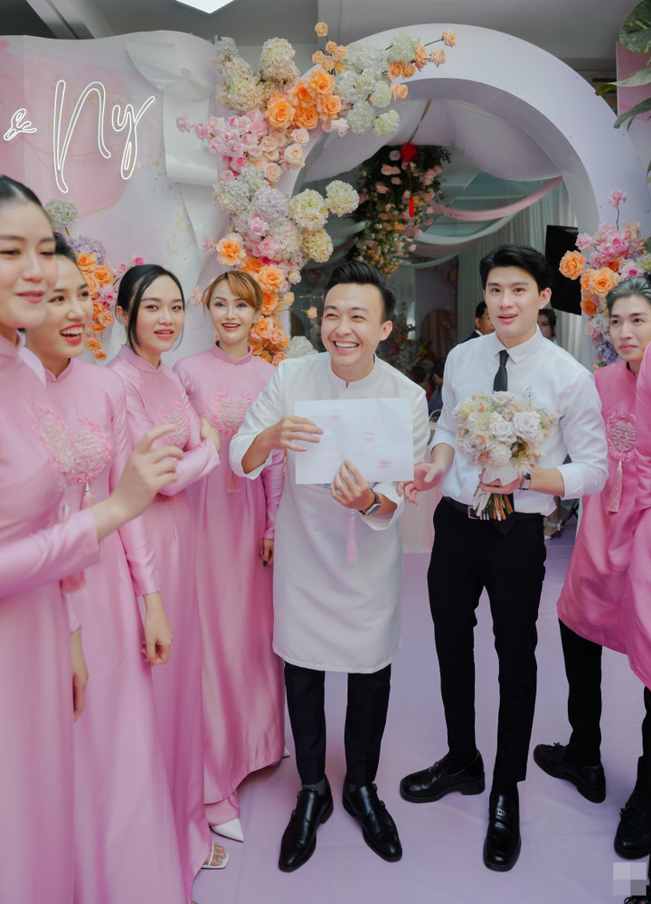 Hoa hậu Lê Âu Ngân Anh hôn ông xã trong lễ vu quy - 3