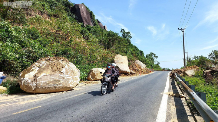 Ảnh: Tảng đá nặng chục tấn nằm ngổn ngang, hiểm nguy rình rập trên đèo Hải Vân - 2