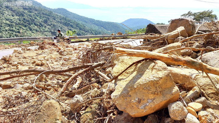 Ảnh: Tảng đá nặng chục tấn nằm ngổn ngang, hiểm nguy rình rập trên đèo Hải Vân - 9