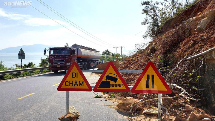 Ảnh: Tảng đá nặng chục tấn nằm ngổn ngang, hiểm nguy rình rập trên đèo Hải Vân - 1