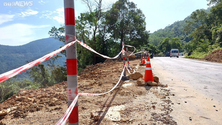 Ảnh: Tảng đá nặng chục tấn nằm ngổn ngang, hiểm nguy rình rập trên đèo Hải Vân - 8