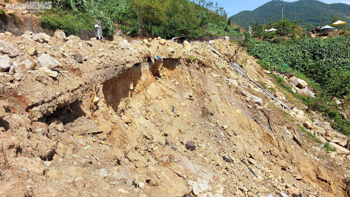 Ảnh: Tảng đá nặng chục tấn nằm ngổn ngang, hiểm nguy rình rập trên đèo Hải Vân - 4