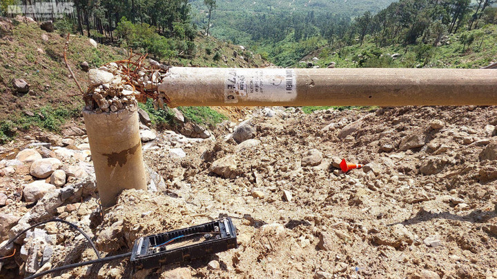 Ảnh: Tảng đá nặng chục tấn nằm ngổn ngang, hiểm nguy rình rập trên đèo Hải Vân - 5