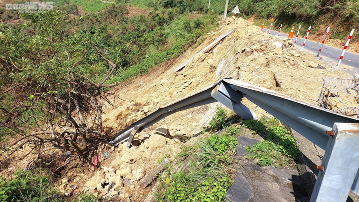 Ảnh: Tảng đá nặng chục tấn nằm ngổn ngang, hiểm nguy rình rập trên đèo Hải Vân - 6