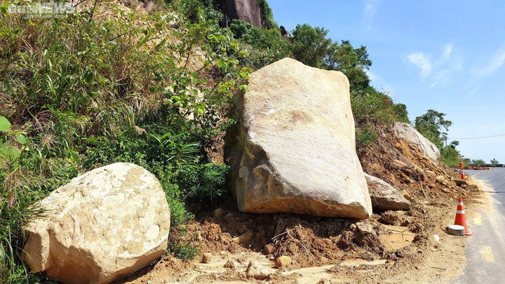 Ảnh: Tảng đá nặng chục tấn nằm ngổn ngang, hiểm nguy rình rập trên đèo Hải Vân - 3