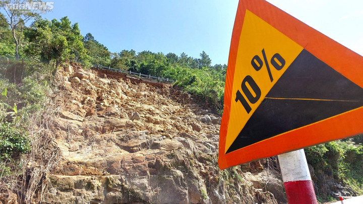 Ảnh: Tảng đá nặng chục tấn nằm ngổn ngang, hiểm nguy rình rập trên đèo Hải Vân - 7