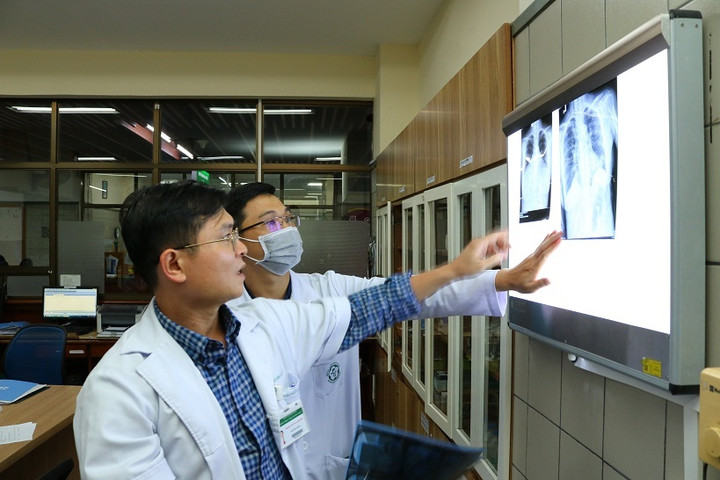 Cắt khối u 4 kg đè lên toàn bộ phổi khiến nữ bệnh nhân khó thở - 1