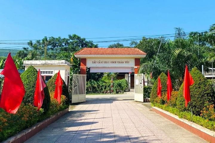 Phụ huynh vác dao xông vào trường học: Phòng GD&ĐT báo cáo gì? - 1