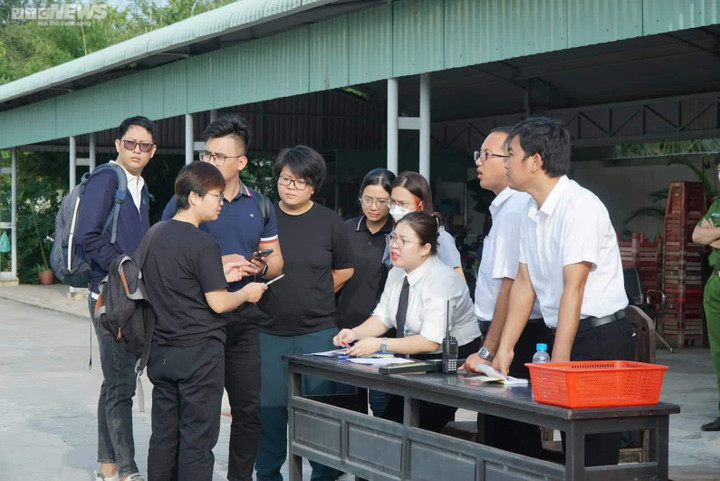 Nhiều người tới livestream phiên toà xử ‘thầy ông nội’ Lê Tùng Vân và đồng phạm - 6