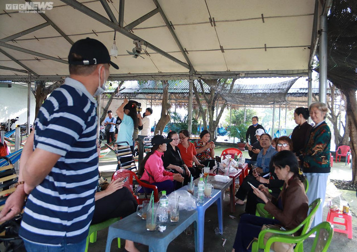 Nhiều người tới livestream phiên toà xử ‘thầy ông nội’ Lê Tùng Vân và đồng phạm - 2