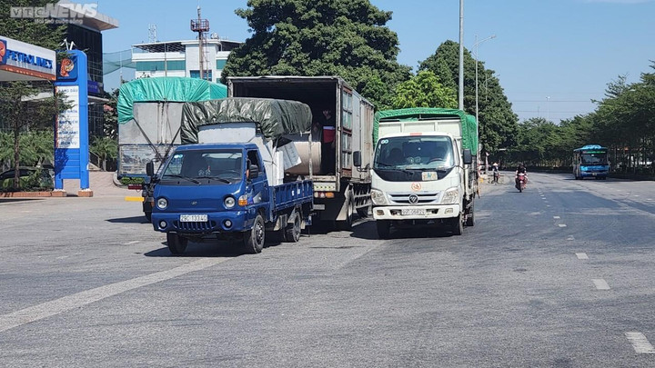 Xe tải, container thay nhau đỗ chình ình giữa đường, dân lo sợ mỗi khi đi qua - 2