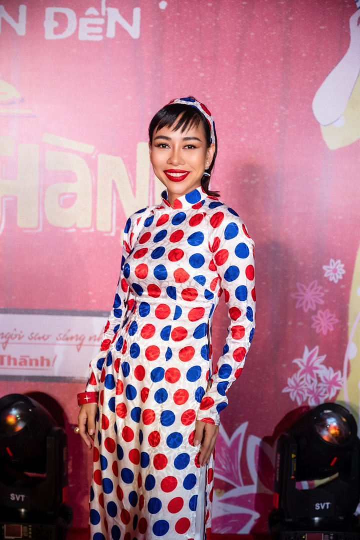 Nhạc sĩ Đức Huy tình tứ sánh đôi cùng vợ trẻ kém 44 tuổi - 5