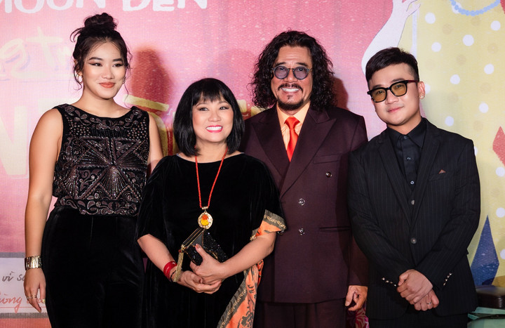 Nhạc sĩ Đức Huy tình tứ sánh đôi cùng vợ trẻ kém 44 tuổi - 4