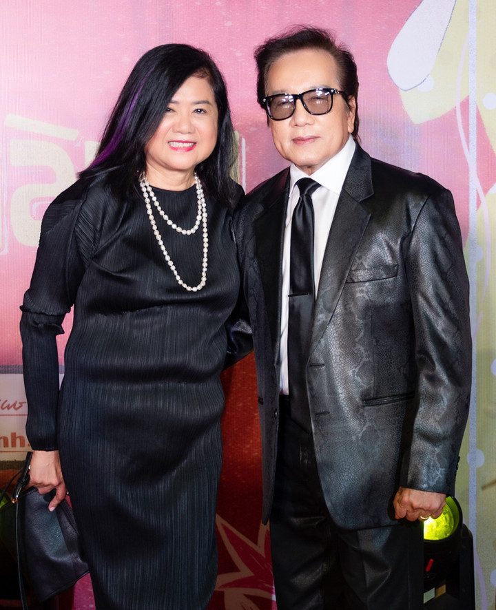 Nhạc sĩ Đức Huy tình tứ sánh đôi cùng vợ trẻ kém 44 tuổi - 3