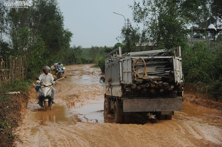 Cận cảnh đường nát như tương, chi chít 'ổ voi, ổ gà' ở Quảng Nam - 1