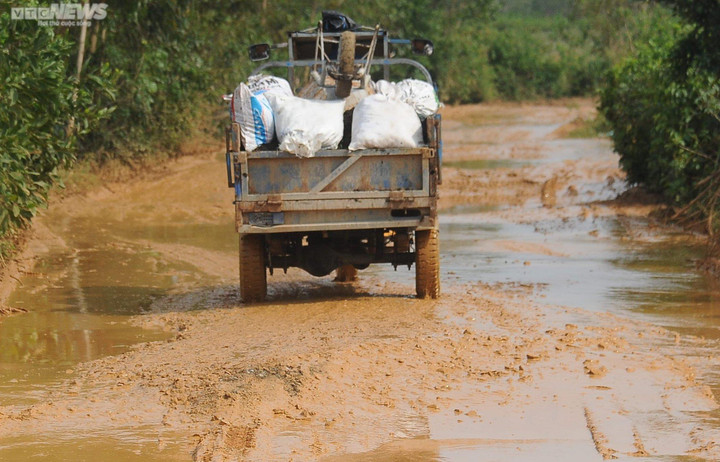 Cận cảnh đường nát như tương, chi chít 'ổ voi, ổ gà' ở Quảng Nam - 5