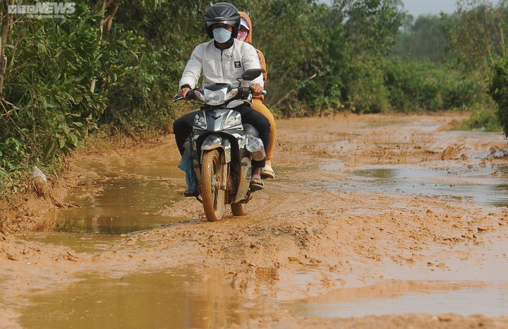 Cận cảnh đường nát như tương, chi chít 'ổ voi, ổ gà' ở Quảng Nam - 3