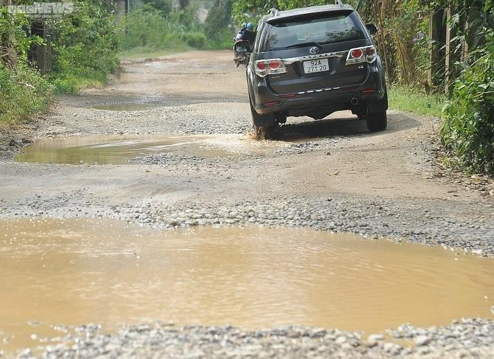 Cận cảnh đường nát như tương, chi chít 'ổ voi, ổ gà' ở Quảng Nam - 7