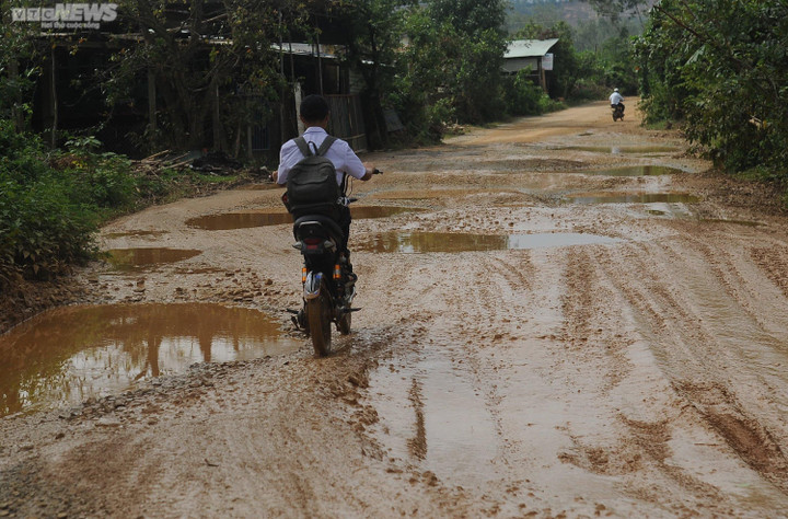 Cận cảnh đường nát như tương, chi chít 'ổ voi, ổ gà' ở Quảng Nam - 4