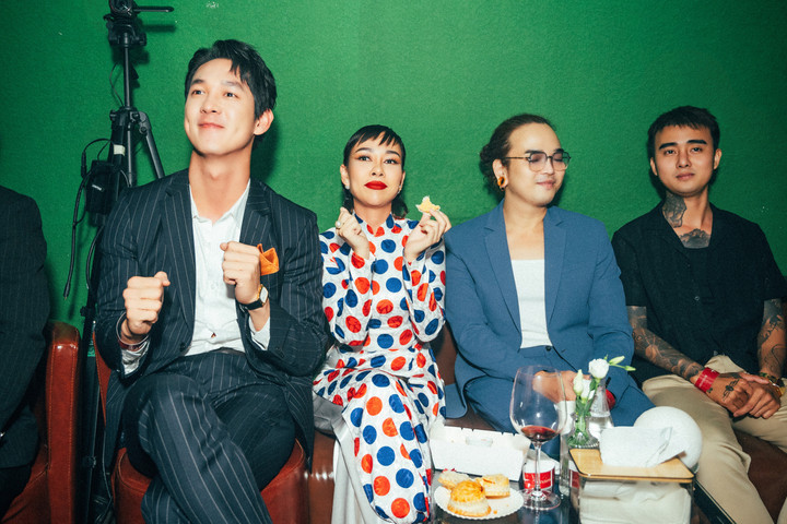 Nhạc sĩ Đức Huy tình tứ sánh đôi cùng vợ trẻ kém 44 tuổi - 12