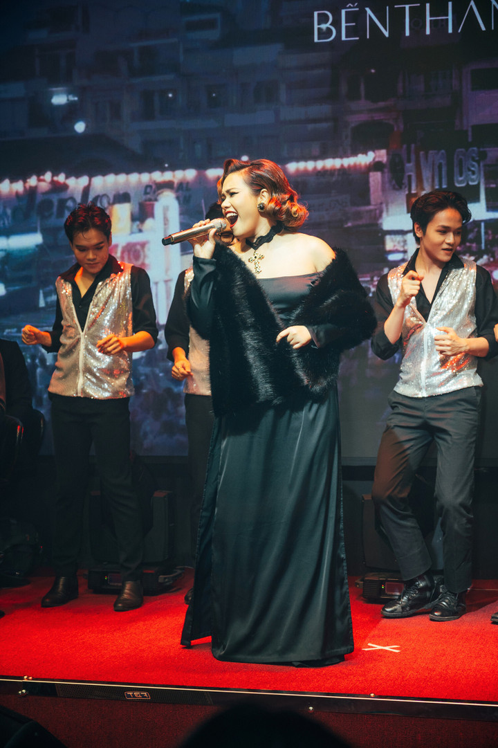 Nhạc sĩ Đức Huy tình tứ sánh đôi cùng vợ trẻ kém 44 tuổi - 9