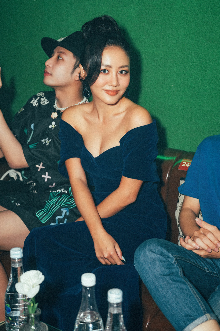 Nhạc sĩ Đức Huy tình tứ sánh đôi cùng vợ trẻ kém 44 tuổi - 10